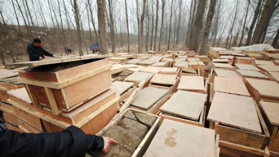 2014年1月6日，河南洛阳古沉船发掘现场，古船周围和船上清理出来的青膏泥已被打包入箱。