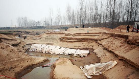 2014年1月6日，河南洛阳古沉船发掘现场，两艘古沉船，一艘已经挖掘出土，另一艘还有一半埋在沙丘里。