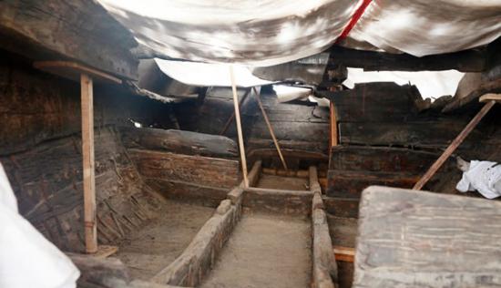 2014年1月6日，河南洛阳古沉船发掘现场，古沉船头，船仓内部。