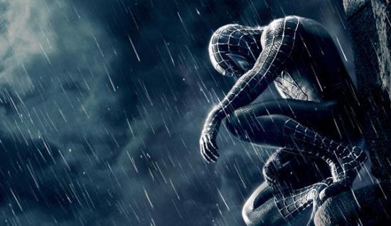 电影蜘蛛侠中，主角也是因中了特殊的蜘蛛毒液而变成超能力者