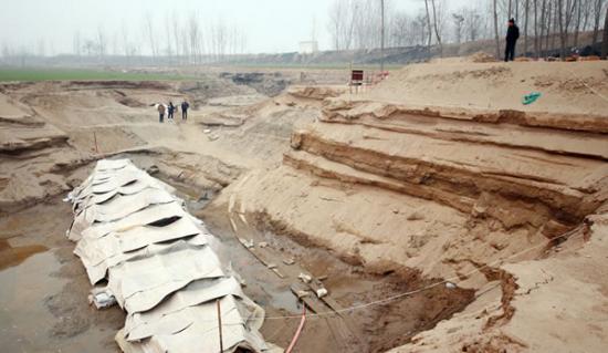 2014年1月6日，河南洛阳古沉船发掘现场，近日有雨雪天，考古人员给古沉船披上一层“雨衣”。