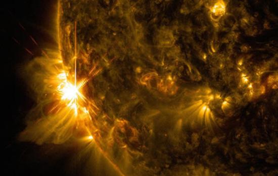 6月10日NASA科学家观察到了第一次太阳X级耀斑，图为X2.2级强度耀斑。
