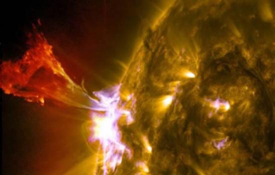 日珥：图像左侧可以看到一团太阳物质跃升离开太阳表面。这张照片由美国宇航局太阳动力学天文台于2013年5月3日拍摄，此时一个M级耀斑刚刚消退下去