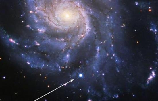 超新星2011fe位于大熊座风车星系方向上，距离地球大约2100万光年