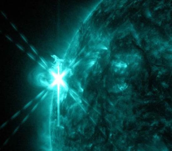 这张照片拍摄于131埃波段，这一波段可以揭示太阳耀斑事件中非常高温的物质状态