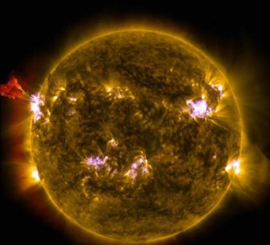 在这张包括了太阳整个圆面的照片中，这次日珥事件清晰可见