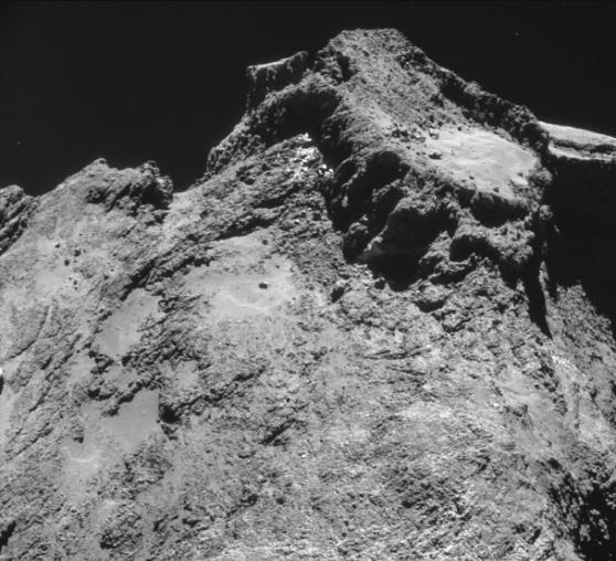 从罗塞塔号拍得的照片可见，彗星67P地形险要，巨石甚多。