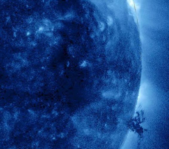 美国宇航局太阳动力学天文台(SDO)观测到太阳表面一个巨大“龙卷风”