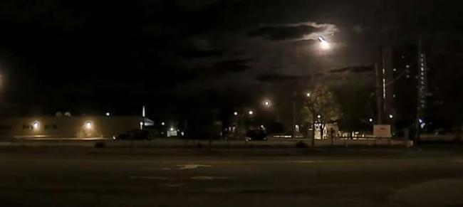 美国缅因州警察凌晨取缔违规超速时意外拍到陨石坠落