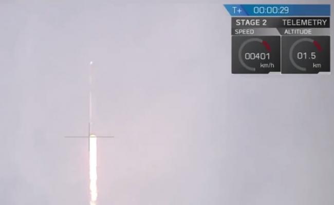 火箭高速升空。