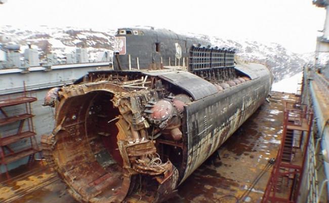 库尔斯克号发生爆炸，造成全体船员死亡。