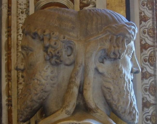 图为罗马神话双面神雅努斯的雕像。