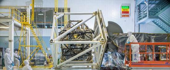 詹姆斯・韦伯空间望远镜的“合成科学设备模块”(ISIM)结构在美国宇航局位于马里兰州的戈达德空间飞行中心的无尘室内接受了“重力下垂测试”。