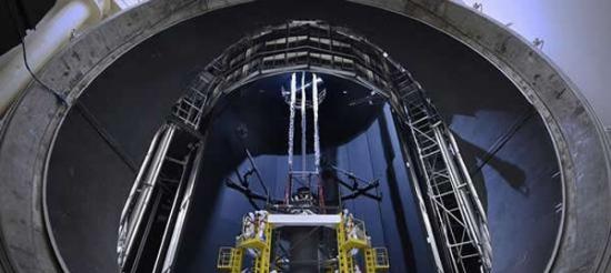 美国宇航局正在德州休斯顿对其新一代太空望远镜进行热真空测试，这台历史悠久的热真空实验舱曾经被用于对载人飞船进行测试，但现在经过改装之后它被转而用于对太空望远镜开