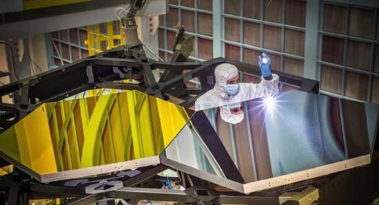 戈达德空间飞行中心，JWST光学工程师正在对两片测试镜面进行检查。