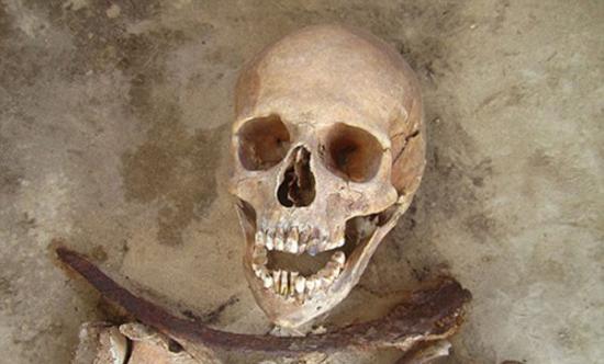 墓中这名30到39岁的女子颈部被围着一把镰刀，以防其从墓中复活时可以取其首级。但是科学家称她或许只是一名感染霍乱的死者。