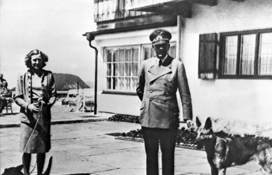 纳粹领导人希特勒与妻子爱娃布劳恩