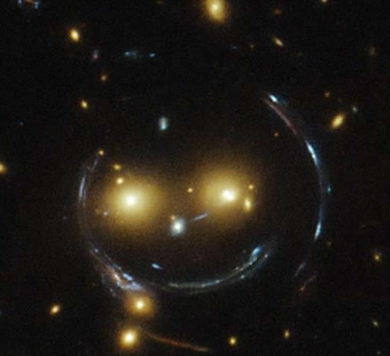哈勃望远镜最新拍摄到一个巨大的“笑脸星系”：SDSS J1038+4849星系团
