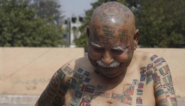 印度74岁老Rishi沉迷创造世界纪录 不惜把满口牙拔光