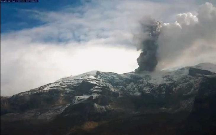 今年4月，鲁伊斯火山喷出烟柱。