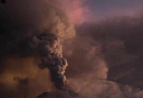 厄瓜多尔通古拉火山再度喷发