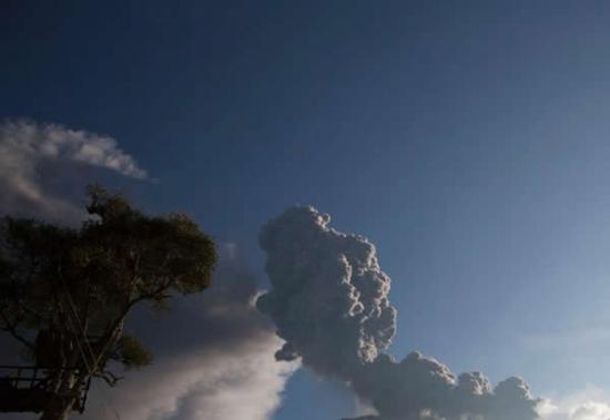 厄瓜多尔通古拉火山再度喷发