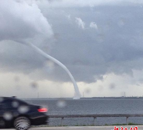 美国佛罗里达州出现海上龙卷风