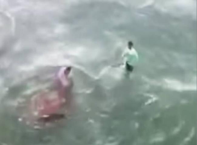 美国北卡罗莱纳州男子在海滩上企图徒手捉住虎鲨 反遭噬咬血染大海