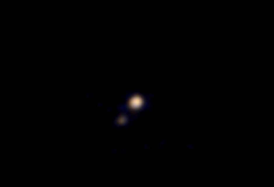 NASA公布“新视野号”探测飞船拍摄的冥王星及其卫星卡戎星的首张彩色照片