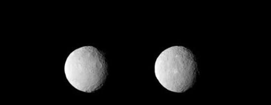 这是黎明号探测器拍摄的未经处理的原始图像，时间是2月19日，距离约4.6万公里。这两张照片都属于黎明号探测器拍摄的反映谷神星完成一次完整自转的系列照片之一。