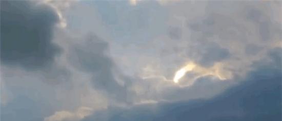 UFO出现？美国印第安纳州天空出现一道神秘光柱在云际来回摆动