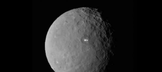 这张照片是由美国宇航局的黎明号探测器在今年2月19日拍摄的，拍摄时距离谷神星约4.6万公里。可以看到谷神星地表有两个明显的亮点，位于同一个盆地地形内。