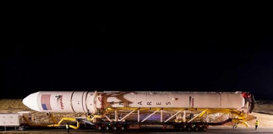 美国轨道科学公司的心大星号火箭运往发射台等待升空