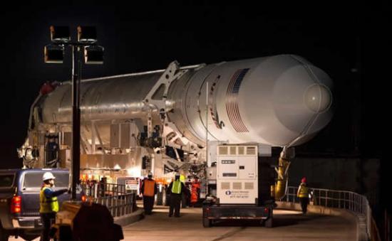 美国轨道科学公司的心大星号火箭运往发射台等待升空