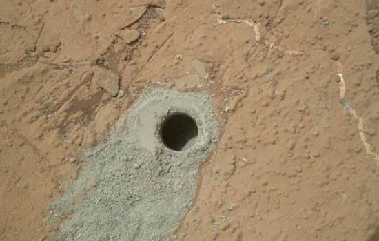 2013年5月19日是好奇号抵达火星工作的第279天，这一天好奇号使用钻孔工具对一块名为“Cumberland”的岩石进行的钻孔取样。这是好奇号在火星进行的第二