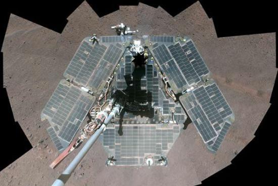 美国宇航局的机遇号火星车在2014年3月22日拍摄了这张自拍照。近日，在白宫公布的2016年度财政预算草案中，机遇号未能获得预算资金安排。
