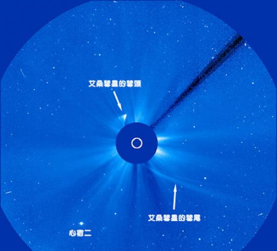 SOHO太阳观测卫星C3日冕仪于11月29日8：18的影像，可清楚看到艾桑彗星的彗头和尾巴。