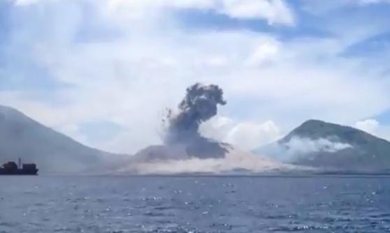 太平洋岛国巴布亚新几内的塔乌鲁火山爆发 冲击波震开云朵