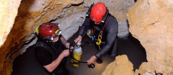 罗马尼亚科学家克里斯坦-拉斯库（左）在莫维勒洞穴中探险
