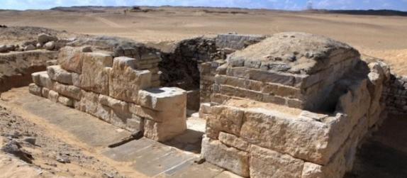 发现公元前2500年统治古埃及的法老兰尼弗雷夫的王后墓葬