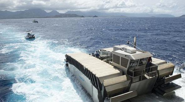 美国海军陆战队最新研制的“超级重型起重两栖车(Uhac)”，能够在水面上行驶时速达到40公里，还能在陆地上跨越3米高障碍物。