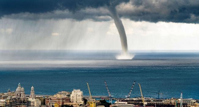 当龙卷风接近意大利海岸时，其威力和体型都增大很多。
