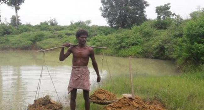 印度恰蒂斯加尔邦男子花27年挖出村庄池塘 过去曾被村民嘲笑