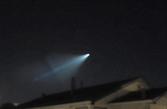 2015年11月，美国加州的一些居民发现天空中有一个奇怪的物体飞过，引发广泛关注。这个物体似乎正在喷射出一道巨大而明亮的蓝色火焰，但实际上这是美国海军的一次导弹
