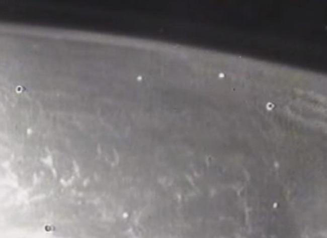 航天飞机拍摄的一段录像中，出现了很多不明亮点，引起关注。但实际上这只是冰晶碎屑在阳光照射下的闪烁现象