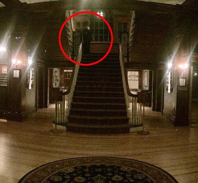 美国华裔男子参观全美最闹鬼酒店时拍到有疑似鬼影出现