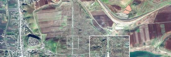 2012年12月，叙利亚阿帕米亚古城的卫星图像显示了抢掠者挖掘的坑洞像胡椒粉一样遍布这座古罗马城市。 图片来源：JESSE CASANA