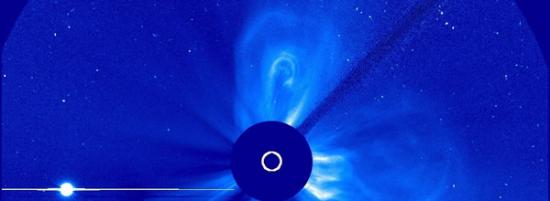 2013年4月20日拍摄到的日冕物质抛射（CME）图片。CME正朝着水星的方向。图左最大的明亮的点是金星。