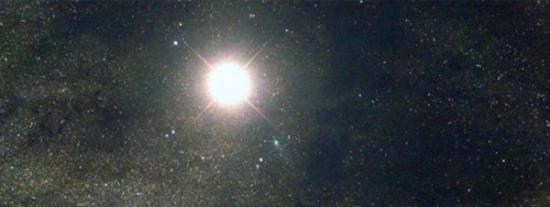 在这张图像中，彗星位于画面正中央。