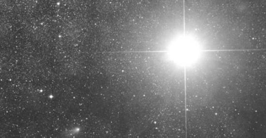 天文学家马丁（Martin Mobberley）利用赛丁泉天文台本身的远程望远镜系统拍摄下这张以该天文台命名的彗星的画面。